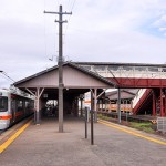 完成当時から同じ場所にある現役日本最古の駅跨線橋