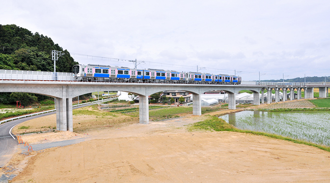 JR東日本 HB-E210系の車内設置のハイブリッド・モニタでエネルギーの流れを知ろう