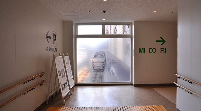 窓に浮かび上がる、消えた長野駅1番線