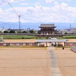 世界遺産『平城宮跡』の中を通る鉄道線