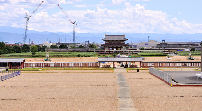 世界遺産『平城宮跡』の中を通る鉄道線