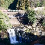 滝口の上を通る鉄道線 龍門の滝