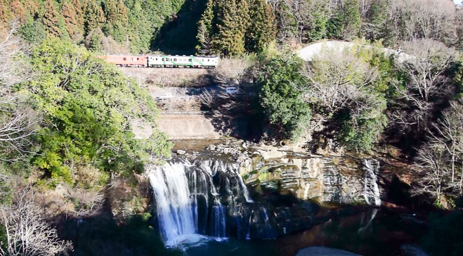 滝口の上を通る鉄道線 龍門の滝