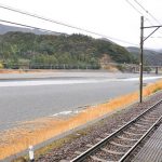 鉄道線の上に架かる長大歩道吊り橋