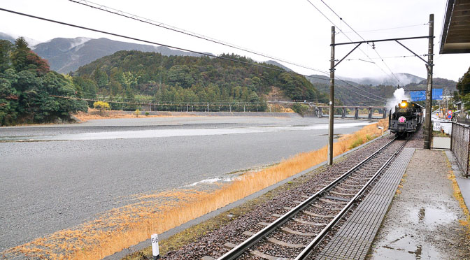 鉄道線の上に架かる長大歩道吊り橋