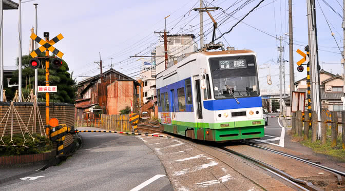 柵になったレールの浮出文字と不思議な向きの遮断機と…