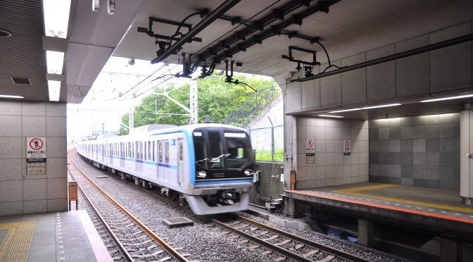 カテナリ架線～剛体架線切り替え部分が間近に見られる駅