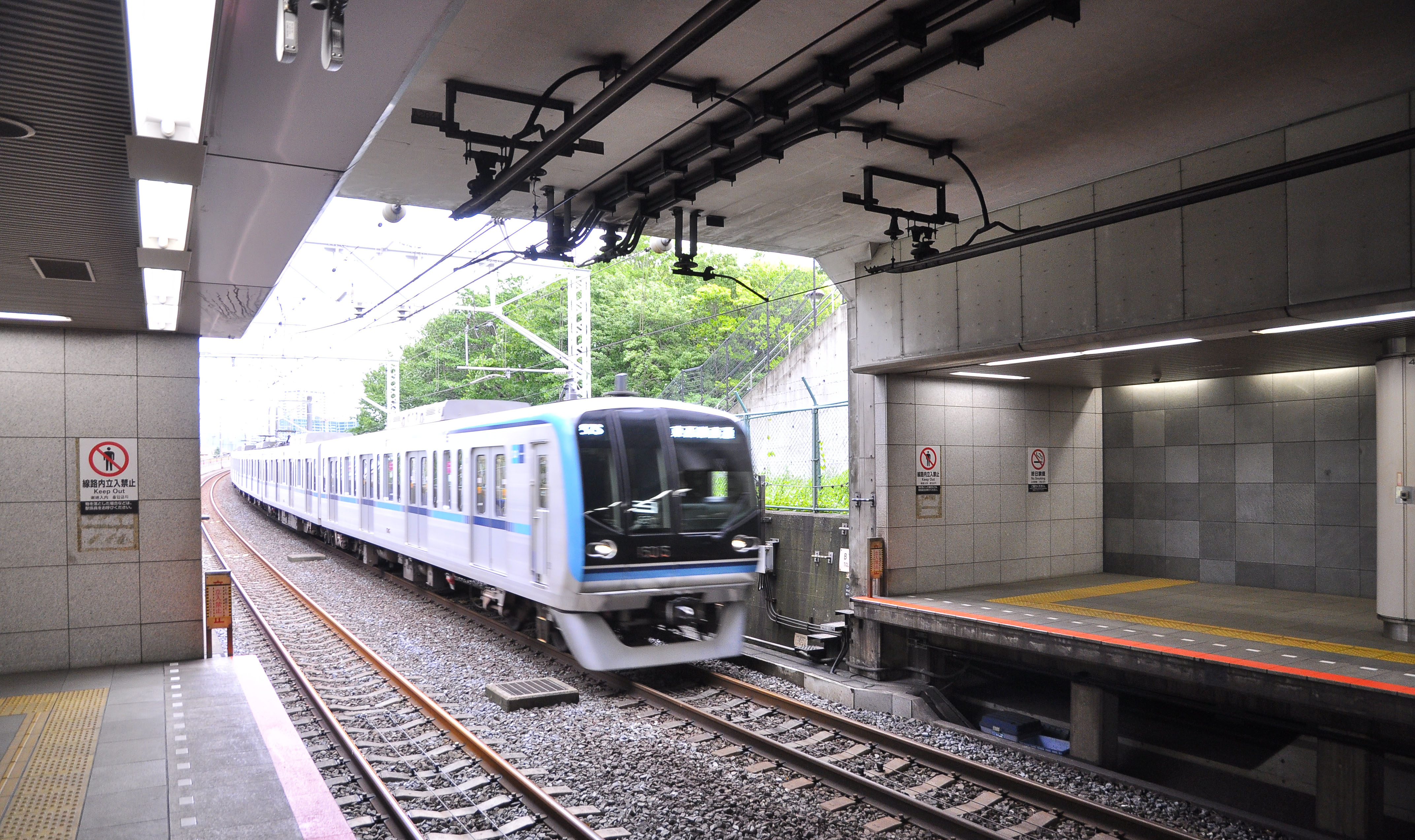 カテナリ架線～剛体架線切り替え部分が間近に見られる駅 | 鉄道旅のガイド