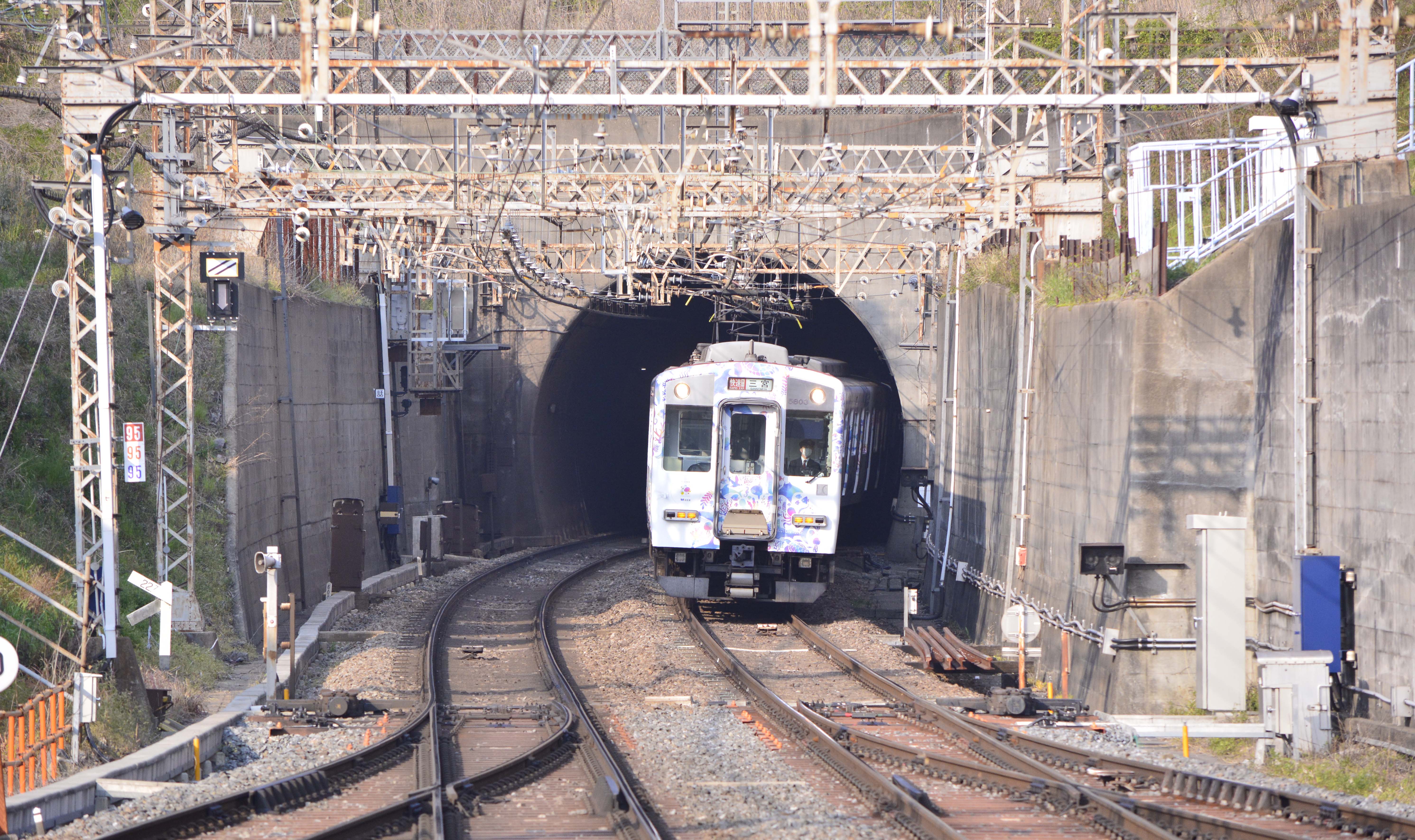 剛体架線　見本　鉄道設備 導電鋼方式剛体電車線｜製品一覧｜鉄道電気関係者様向け製品｜ 日本