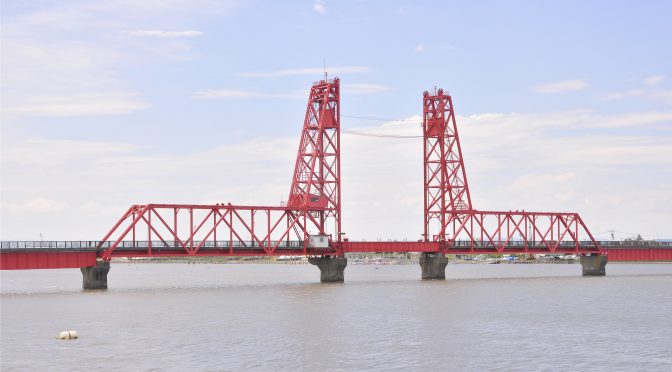 大川に架かる元・鉄道可動橋梁は線路廃止後も働態保存継続中