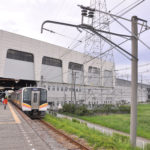 直接吊架式電車線⇔カテナリ架線切替部分を眺められる駅