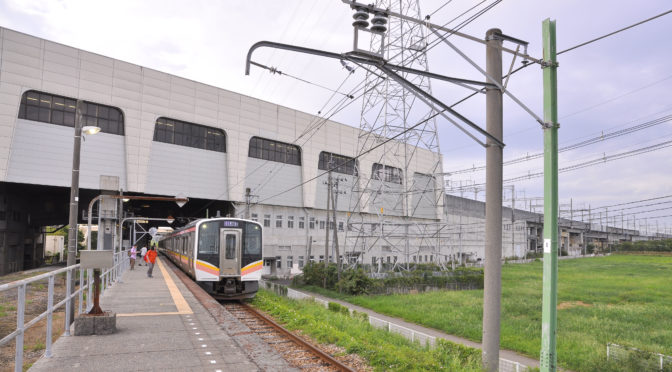 直接吊架式電車線⇔カテナリ架線切替部分を眺められる駅