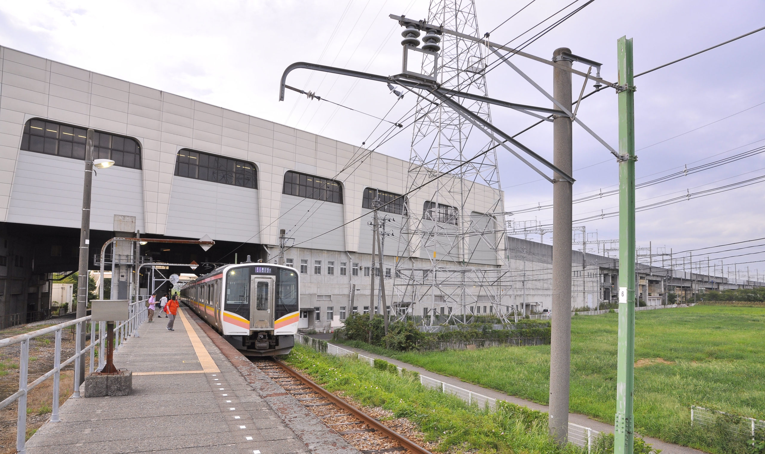 直接吊架式電車線⇔カテナリ架線切替部分を眺められる駅 | 鉄道旅のガイド