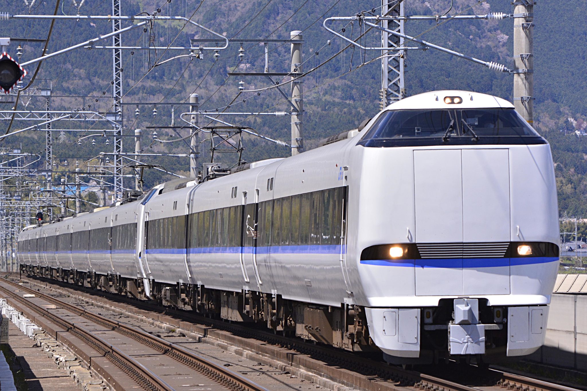 JR681系と683系の先頭車における見分け方 | 鉄道旅のガイド