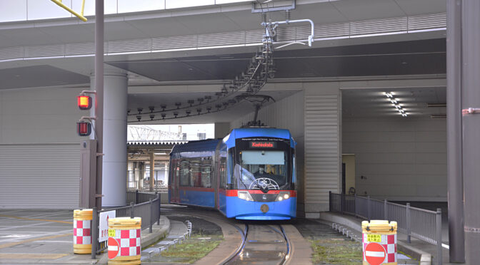 カテナリ架線～剛体架線切替部分が間近に見れる電停…高岡篇