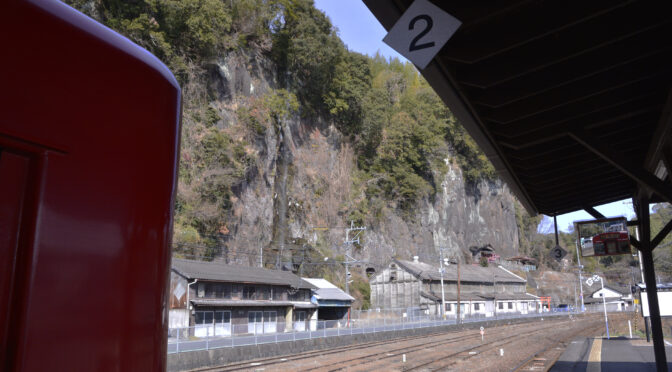 駅真裏に聳える断崖からの直瀑の滝が何たるかを探る