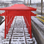 山口県・長門市駅0番ホームの線路に並ぶ謎の赤鳥居群