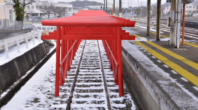 山口県・長門市駅0番ホームの線路に並ぶ謎の赤鳥居群