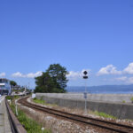 氷見線沿いの道の駅「雨晴」から鉄道線路はどぉ見える!?