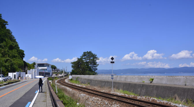 氷見線沿いの道の駅「雨晴」から鉄道線路はどぉ見える!?