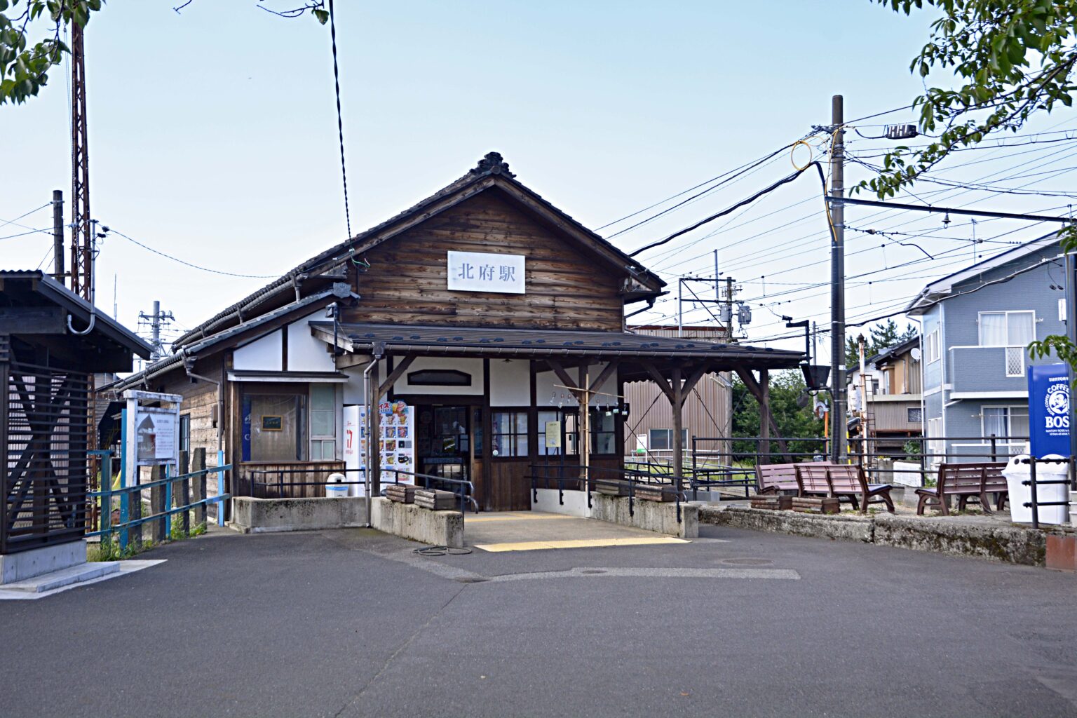 福井鉄道北府駅の200形電車の型のベンチ 鉄道旅のガイド