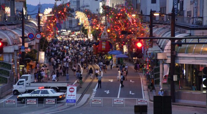 ことしも見れる高岡七夕の中を走る万葉線路面電車